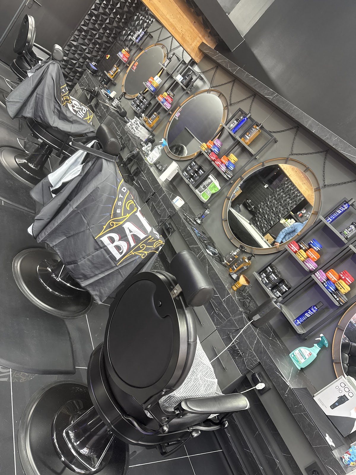 Intérieur du barbershop, rangement des produits professionnels