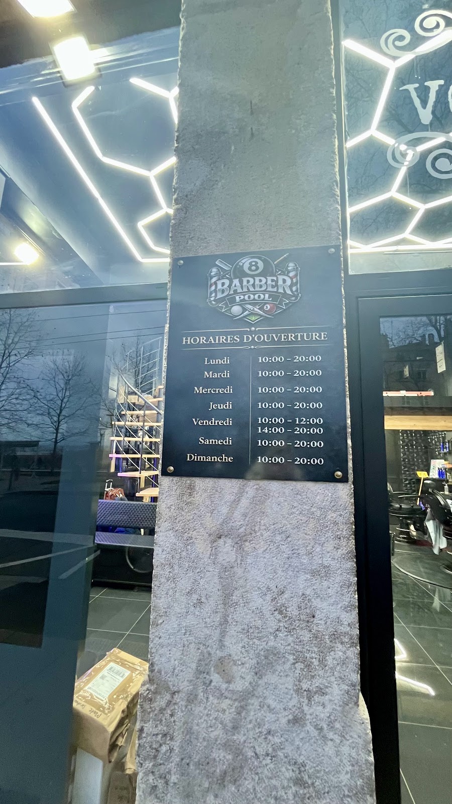 Vitrine de nuit avec panneaux néon, façade du shop